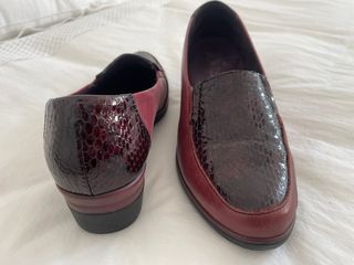 Zapatos mujer piel burdeos y serpiente
