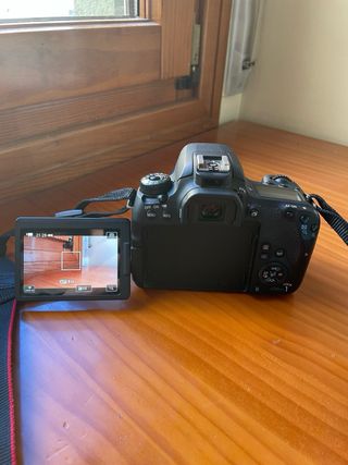 Cámara Canon EOS 77D