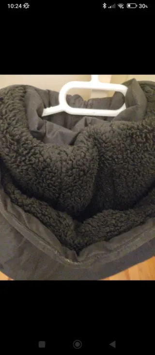 Chamarra negra con capucha