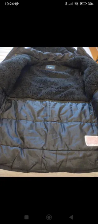 Chamarra negra con capucha