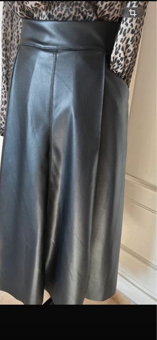 Falda de piel negra mujerZara bolsillos laterales
