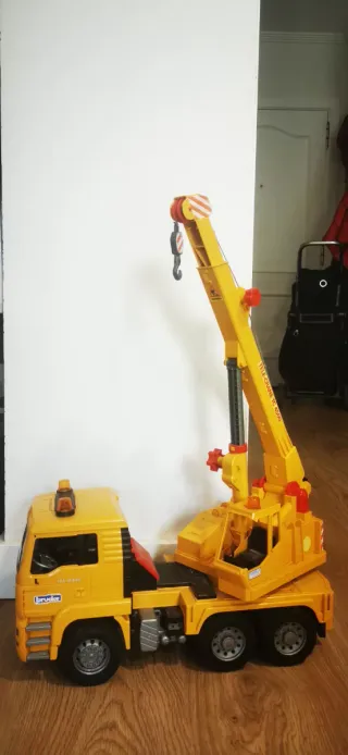 Camión grúa de juguete grande