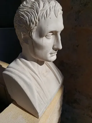 Busto de piedra macizo