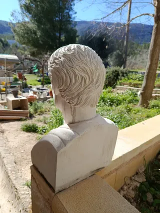 Busto de piedra macizo