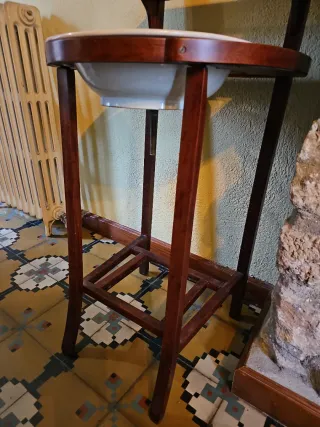Lavabo rústico con espejo y porcelana