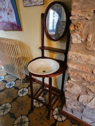 Lavabo rústico con espejo y porcelana