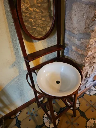 Lavabo rústico con espejo y porcelana