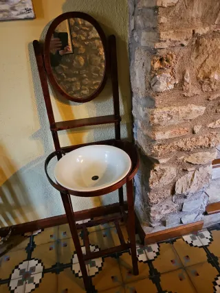 Lavabo rústico con espejo y porcelana