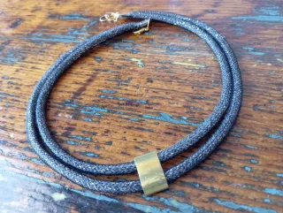 Girocollo filo tubolare nero e oro