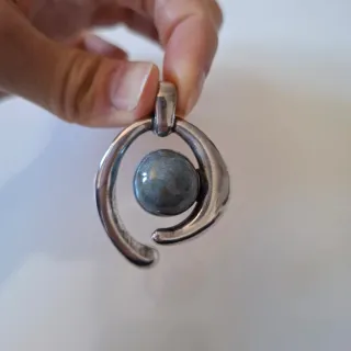 Colgante de plata con piedra
