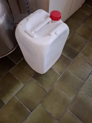 Lote de envases: botellas y garrafa nuevos