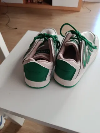 Zapatillas Blancas y Verdes