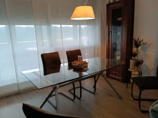 Mesa de comedor cristal y metal.