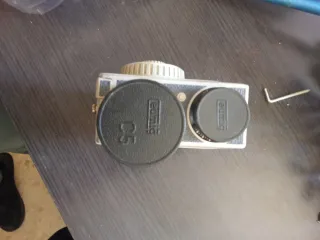 Cámara de vídeo beige y gris vintage