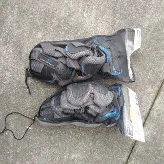 Dos conjuntos de protecciones para patinaje/skate.