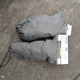 Dos conjuntos de protecciones para patinaje/skate.