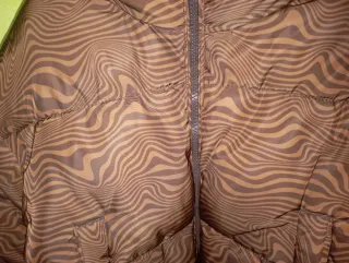 Cazadora plumas crop efecto acolchado