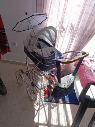 Carrito de muñecas clásico con sombrilla