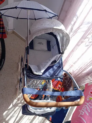 Carrito de muñecas clásico con sombrilla