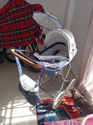 Carrito de muñecas clásico con sombrilla