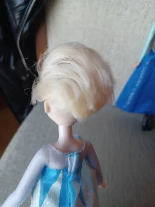 Muñecas Ana y Elsa Frozen tras su paso.por la pelu