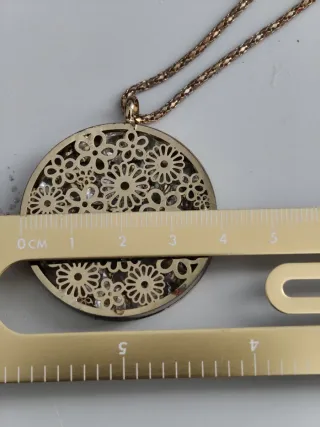 Collana con pendente floreale dorato