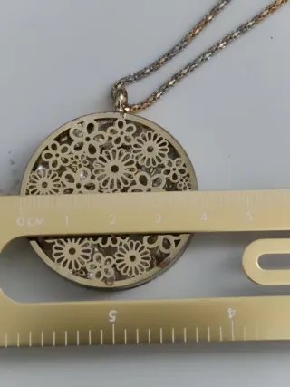 Collana con pendente floreale dorato