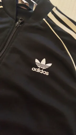 Chaqueta Adidas Negra con Rayas Blancas