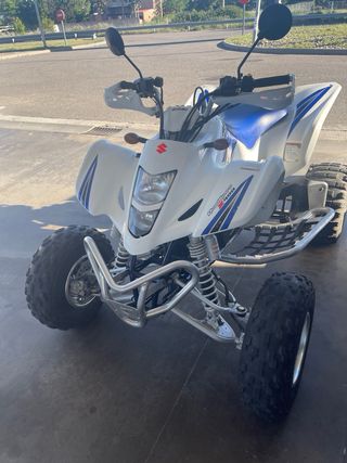 Quad Suzuki 400cc Blanco y Azul