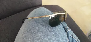 Gafas de sol vintage doradas y negras.