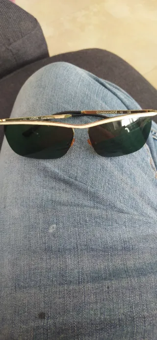 Gafas de sol vintage doradas y negras.