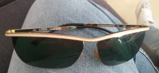 Gafas de sol vintage doradas y negras.