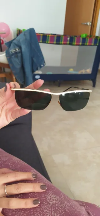 Gafas de sol vintage doradas y negras.