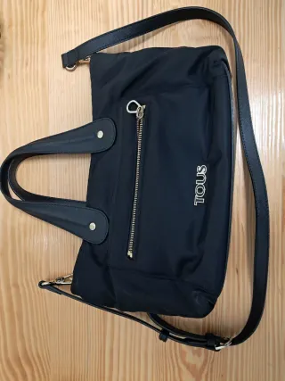 Bolso negro con interior rojo