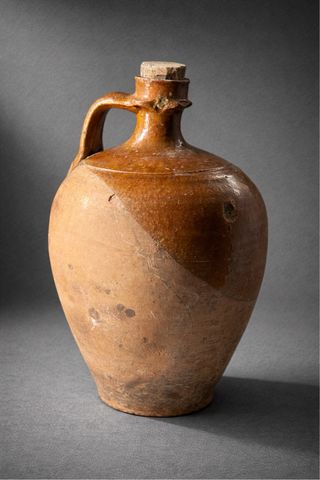 Antiguo pequeño cantaro de cerámica de Toledo.