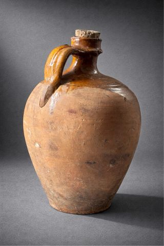 Antiguo pequeño cantaro de cerámica de Toledo.