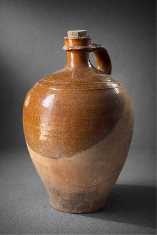 Antiguo pequeño cantaro de cerámica de Toledo.