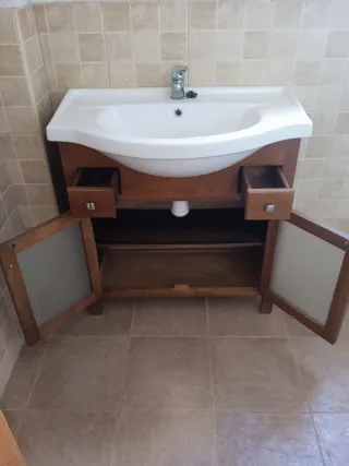 Lavabo de baño con mueble de madera