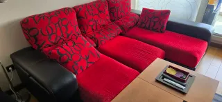 Sofá con cheslong negro y rojo