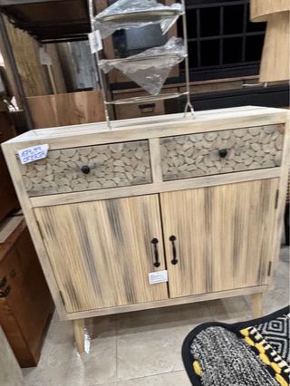 Mueble de madera con cajones y puertas