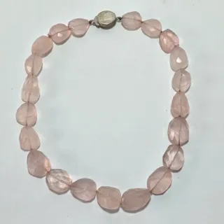 Collana con elementi in quarzo rosa