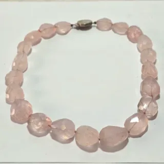 Collana con elementi in quarzo rosa