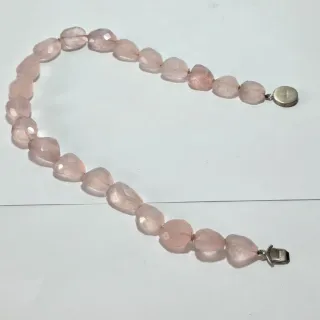 Collana con elementi in quarzo rosa