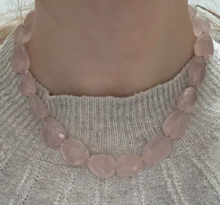 Collana con elementi in quarzo rosa