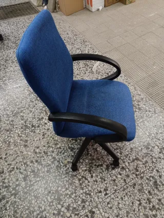 Silla de oficina azul y negra
