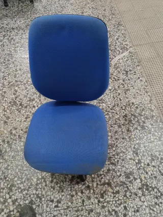 Silla de oficina azul y negra