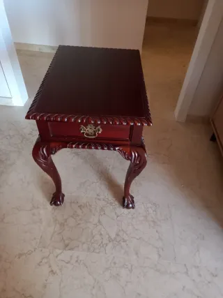 Mesa auxiliar antigua de madera