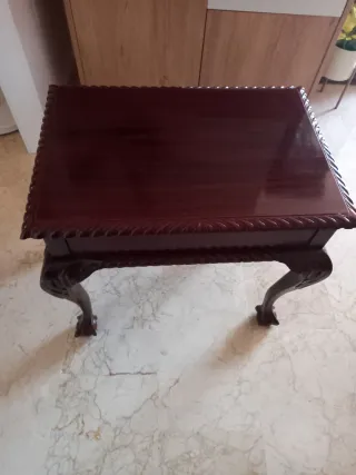 Mesa auxiliar antigua de madera
