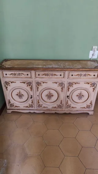 Aparador clásico vintage dorado y blanco