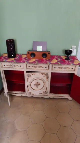 Aparador clásico vintage dorado y blanco